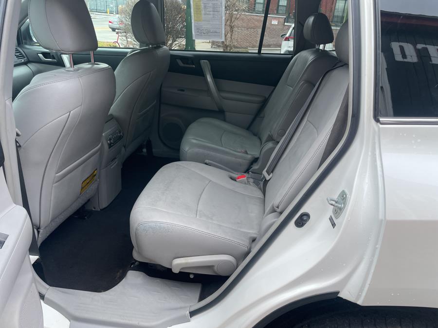2013 Toyota Highlander FWD 4dr V6 (Natl), available for sale in Worcester, Massachusetts | Worcester Auto Outlet LLC. Worcester, Massachusetts 2013 Toyota Highlander FWD 4dr V6 (Natl), available for sale in Worcester, Massachusetts | Worcester Auto Outlet LLC. Worcester, Massachusetts