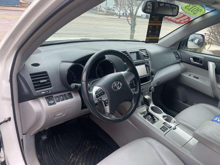 2013 Toyota Highlander FWD 4dr V6 (Natl), available for sale in Worcester, Massachusetts | Worcester Auto Outlet LLC. Worcester, Massachusetts 2013 Toyota Highlander FWD 4dr V6 (Natl), available for sale in Worcester, Massachusetts | Worcester Auto Outlet LLC. Worcester, Massachusetts