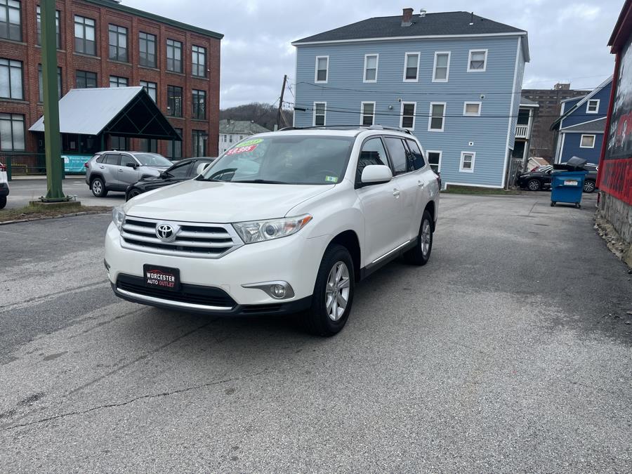 2013 Toyota Highlander FWD 4dr V6 (Natl), available for sale in Worcester, Massachusetts | Worcester Auto Outlet LLC. Worcester, Massachusetts 2013 Toyota Highlander FWD 4dr V6 (Natl), available for sale in Worcester, Massachusetts | Worcester Auto Outlet LLC. Worcester, Massachusetts