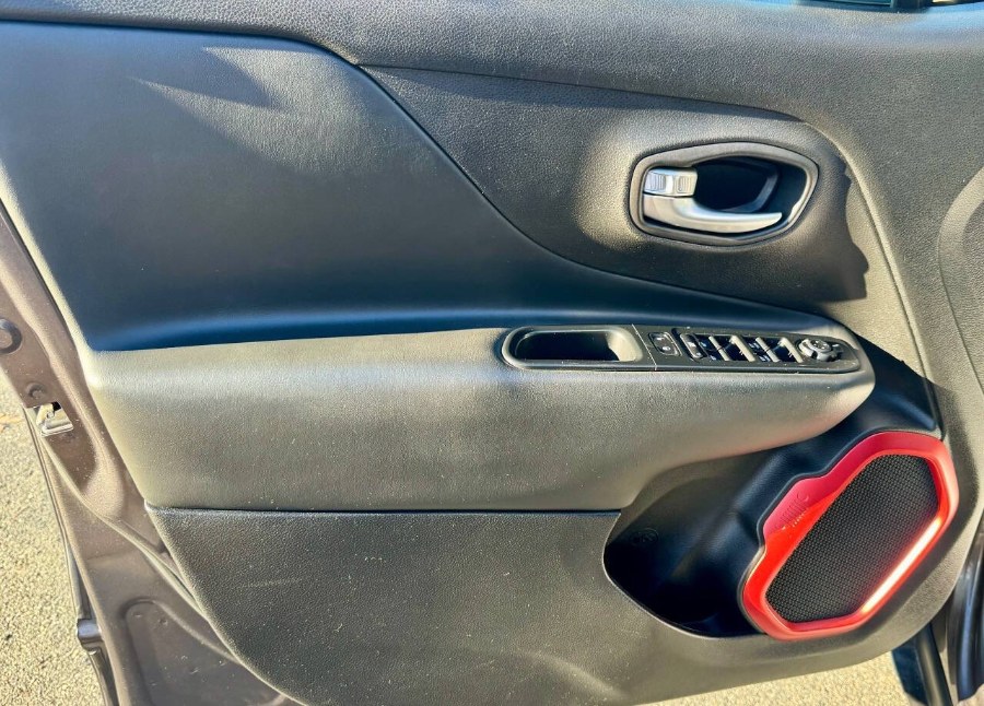 2016 Jeep Renegade Trailhawk 4x4 4dr SUV, available for sale in Salem, Massachusetts | Dave Franks Auto Sales. Salem, Massachusetts 2016 Jeep Renegade Trailhawk 4x4 4dr SUV, available for sale in Salem, Massachusetts | Dave Franks Auto Sales. Salem, Massachusetts