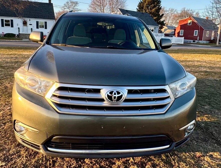 2013 Toyota Highlander 4WD 4dr V6 Plus (Natl), available for sale in Salem, Massachusetts | Dave Franks Auto Sales. Salem, Massachusetts 2013 Toyota Highlander 4WD 4dr V6 Plus (Natl), available for sale in Salem, Massachusetts | Dave Franks Auto Sales. Salem, Massachusetts