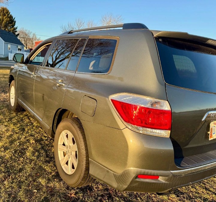 2013 Toyota Highlander 4WD 4dr V6 Plus (Natl), available for sale in Salem, Massachusetts | Dave Franks Auto Sales. Salem, Massachusetts 2013 Toyota Highlander 4WD 4dr V6 Plus (Natl), available for sale in Salem, Massachusetts | Dave Franks Auto Sales. Salem, Massachusetts
