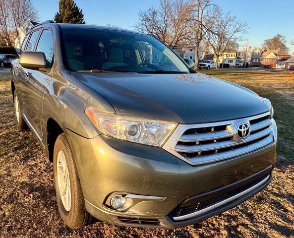 2013 Toyota Highlander 4WD 4dr V6 Plus (Natl), available for sale in Salem, Massachusetts | Dave Franks Auto Sales. Salem, Massachusetts 2013 Toyota Highlander 4WD 4dr V6 Plus (Natl), available for sale in Salem, Massachusetts | Dave Franks Auto Sales. Salem, Massachusetts