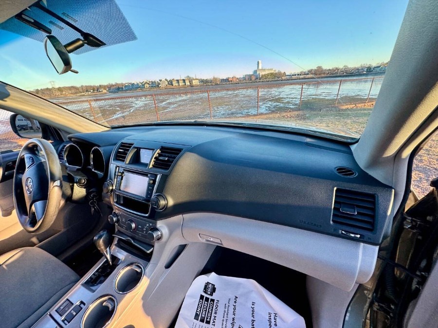 2013 Toyota Highlander 4WD 4dr V6 Plus (Natl), available for sale in Salem, Massachusetts | Dave Franks Auto Sales. Salem, Massachusetts 2013 Toyota Highlander 4WD 4dr V6 Plus (Natl), available for sale in Salem, Massachusetts | Dave Franks Auto Sales. Salem, Massachusetts