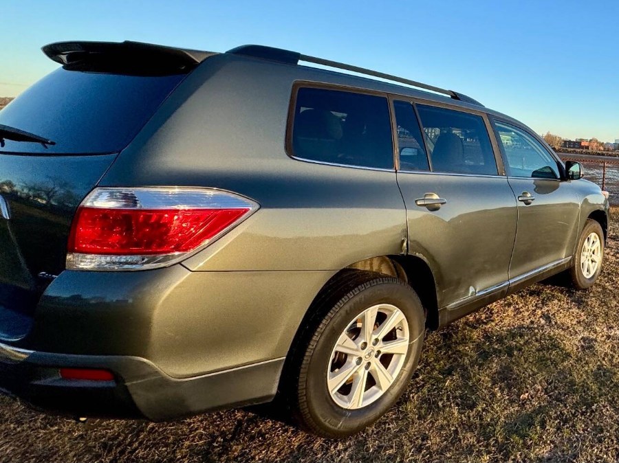 2013 Toyota Highlander 4WD 4dr V6 Plus (Natl), available for sale in Salem, Massachusetts | Dave Franks Auto Sales. Salem, Massachusetts 2013 Toyota Highlander 4WD 4dr V6 Plus (Natl), available for sale in Salem, Massachusetts | Dave Franks Auto Sales. Salem, Massachusetts