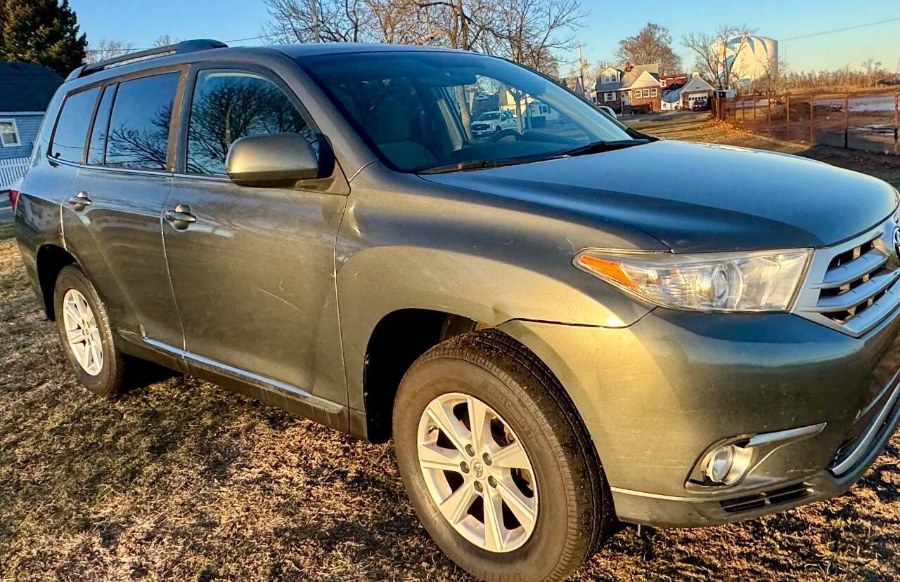 2013 Toyota Highlander 4WD 4dr V6 Plus (Natl), available for sale in Salem, Massachusetts | Dave Franks Auto Sales. Salem, Massachusetts 2013 Toyota Highlander 4WD 4dr V6 Plus (Natl), available for sale in Salem, Massachusetts | Dave Franks Auto Sales. Salem, Massachusetts