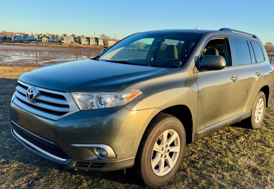 Used 2013 Toyota Highlander in Salem, Massachusetts | Dave Franks Auto Sales. Salem, Massachusetts