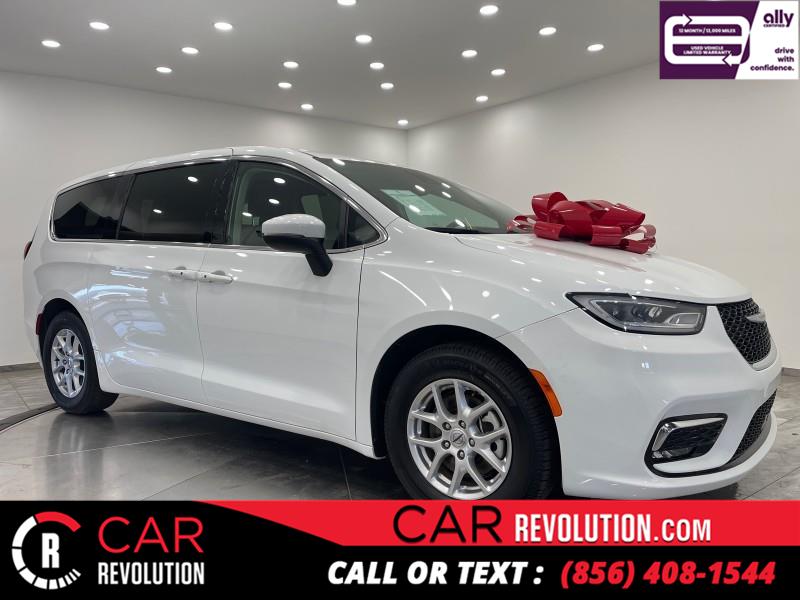 2023 Chrysler Pacifica Touring L's photo