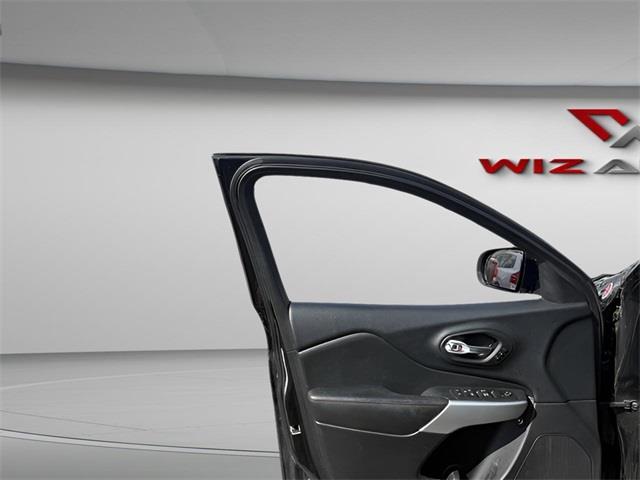 2017 Jeep Cherokee Trailhawk, available for sale in Stratford, Connecticut | Wiz Leasing Inc. Stratford, Connecticut 2017 Jeep Cherokee Trailhawk, available for sale in Stratford, Connecticut | Wiz Leasing Inc. Stratford, Connecticut