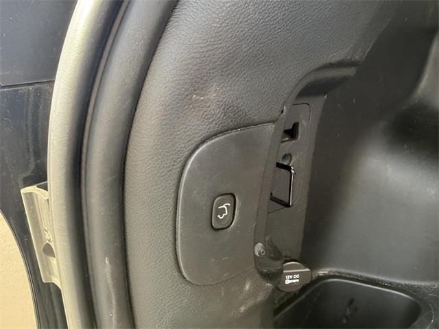2017 Jeep Cherokee Trailhawk, available for sale in Stratford, Connecticut | Wiz Leasing Inc. Stratford, Connecticut 2017 Jeep Cherokee Trailhawk, available for sale in Stratford, Connecticut | Wiz Leasing Inc. Stratford, Connecticut