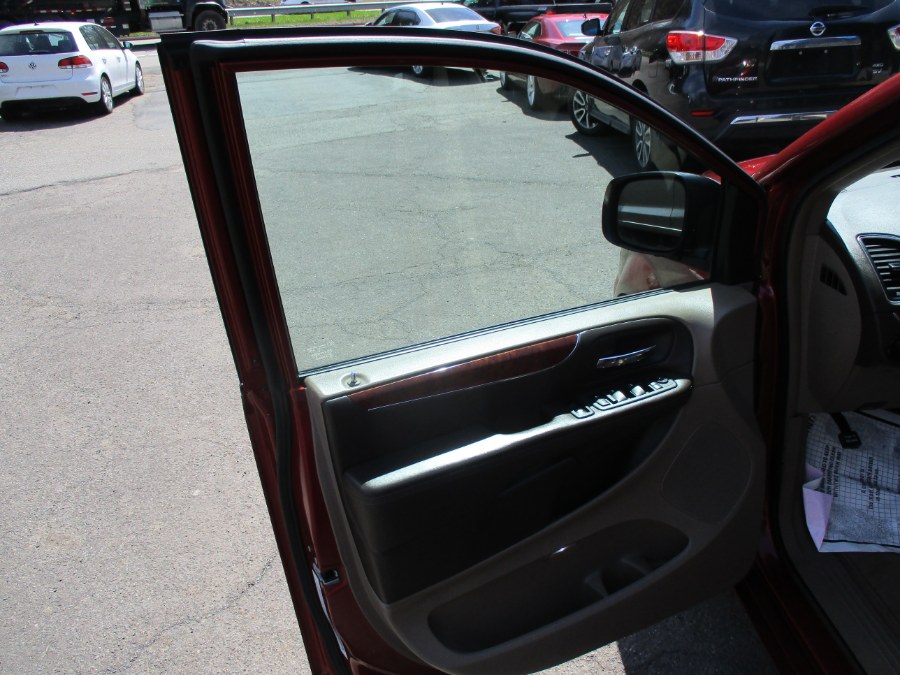 2013 Chrysler Town & Country 4dr Wgn Touring, available for sale in Meriden, Connecticut | Cos Central Auto. Meriden, Connecticut 2013 Chrysler Town & Country 4dr Wgn Touring, available for sale in Meriden, Connecticut | Cos Central Auto. Meriden, Connecticut