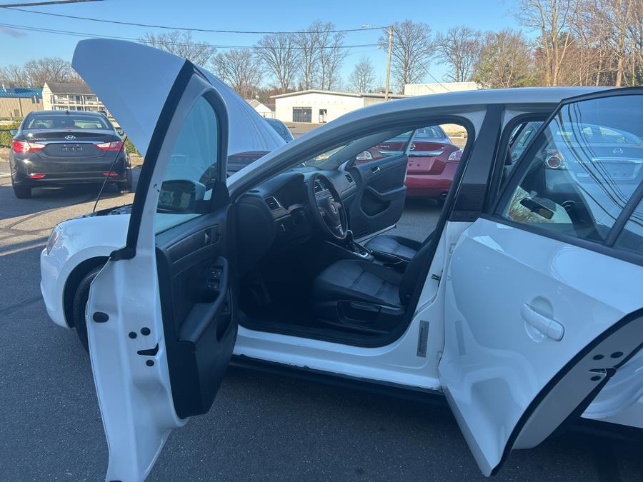 2011 Volkswagen Jetta Sedan 4dr Auto SE w/Convenience & Sunroof PZEV, available for sale in South Windsor , Connecticut | Ful-line Auto LLC. South Windsor , Connecticut 2011 Volkswagen Jetta Sedan 4dr Auto SE w/Convenience & Sunroof PZEV, available for sale in South Windsor , Connecticut | Ful-line Auto LLC. South Windsor , Connecticut