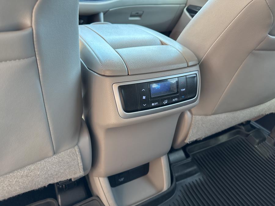 2017 Toyota Highlander XLE V6 AWD, available for sale in Waterbury, Connecticut | National Auto Brokers, Inc.. Waterbury, Connecticut 2017 Toyota Highlander XLE V6 AWD, available for sale in Waterbury, Connecticut | National Auto Brokers, Inc.. Waterbury, Connecticut