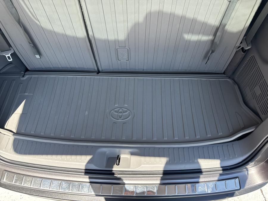 2017 Toyota Highlander XLE V6 AWD, available for sale in Waterbury, Connecticut | National Auto Brokers, Inc.. Waterbury, Connecticut 2017 Toyota Highlander XLE V6 AWD, available for sale in Waterbury, Connecticut | National Auto Brokers, Inc.. Waterbury, Connecticut