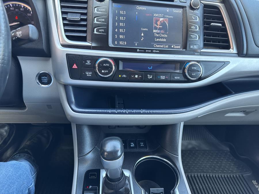 2017 Toyota Highlander XLE V6 AWD, available for sale in Waterbury, Connecticut | National Auto Brokers, Inc.. Waterbury, Connecticut 2017 Toyota Highlander XLE V6 AWD, available for sale in Waterbury, Connecticut | National Auto Brokers, Inc.. Waterbury, Connecticut