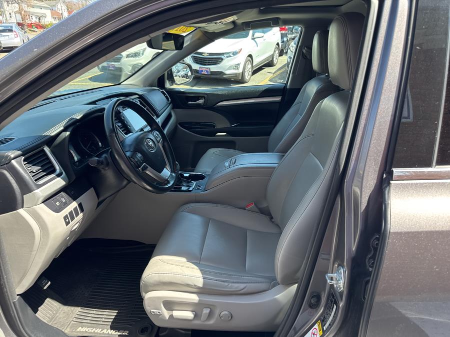 2017 Toyota Highlander XLE V6 AWD, available for sale in Waterbury, Connecticut | National Auto Brokers, Inc.. Waterbury, Connecticut 2017 Toyota Highlander XLE V6 AWD, available for sale in Waterbury, Connecticut | National Auto Brokers, Inc.. Waterbury, Connecticut