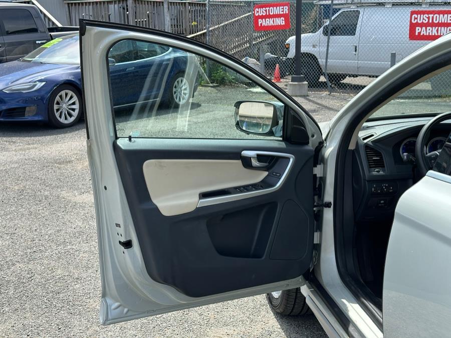 2011 Volvo XC60 AWD 4dr 3.0T w/Moonroof, available for sale in Irvington , New Jersey | Auto Haus of Irvington Corp. Irvington , New Jersey 2011 Volvo XC60 AWD 4dr 3.0T w/Moonroof, available for sale in Irvington , New Jersey | Auto Haus of Irvington Corp. Irvington , New Jersey