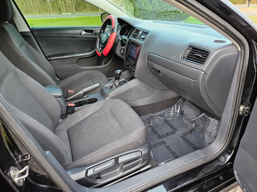 2015 Volkswagen Jetta Sedan 4dr Auto 2.0L SE, available for sale in East Windsor, Connecticut | Toro Auto. East Windsor, Connecticut 2015 Volkswagen Jetta Sedan 4dr Auto 2.0L SE, available for sale in East Windsor, Connecticut | Toro Auto. East Windsor, Connecticut