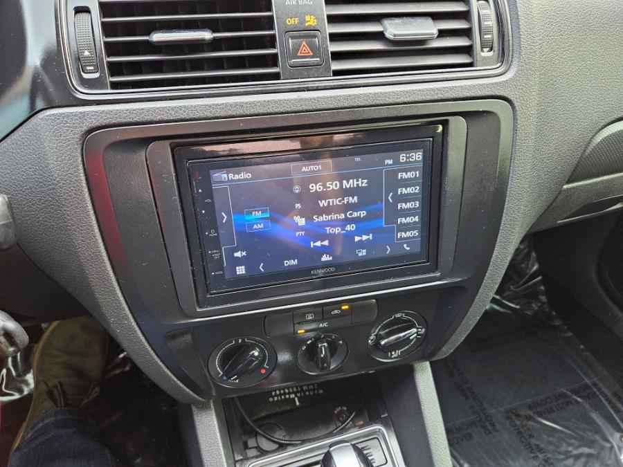 2015 Volkswagen Jetta Sedan 4dr Auto 2.0L SE, available for sale in East Windsor, Connecticut | Toro Auto. East Windsor, Connecticut 2015 Volkswagen Jetta Sedan 4dr Auto 2.0L SE, available for sale in East Windsor, Connecticut | Toro Auto. East Windsor, Connecticut
