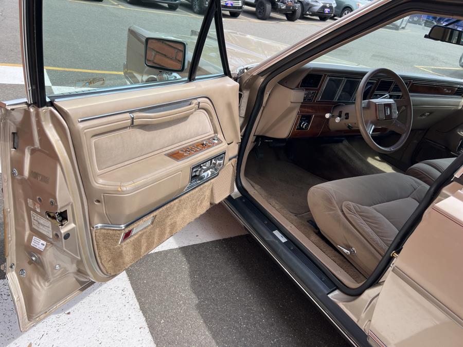 1989 Lincoln Town Car 4dr Sedan Signature, available for sale in Waterbury, Connecticut | National Auto Brokers, Inc.. Waterbury, Connecticut 1989 Lincoln Town Car 4dr Sedan Signature, available for sale in Waterbury, Connecticut | National Auto Brokers, Inc.. Waterbury, Connecticut
