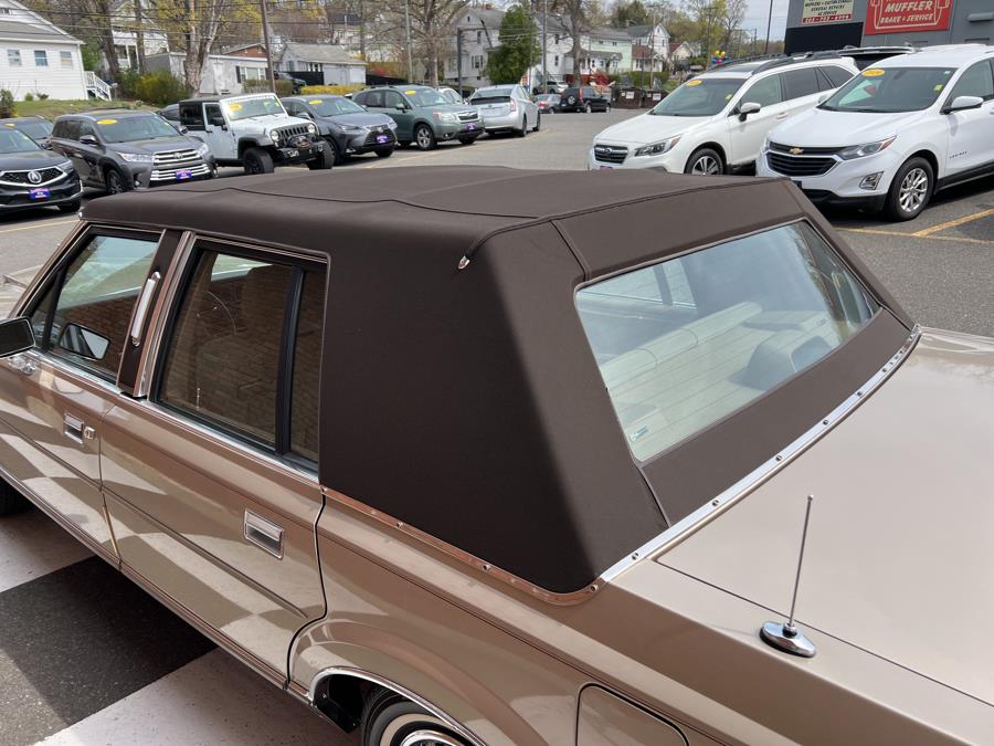 1989 Lincoln Town Car 4dr Sedan Signature, available for sale in Waterbury, Connecticut | National Auto Brokers, Inc.. Waterbury, Connecticut 1989 Lincoln Town Car 4dr Sedan Signature, available for sale in Waterbury, Connecticut | National Auto Brokers, Inc.. Waterbury, Connecticut