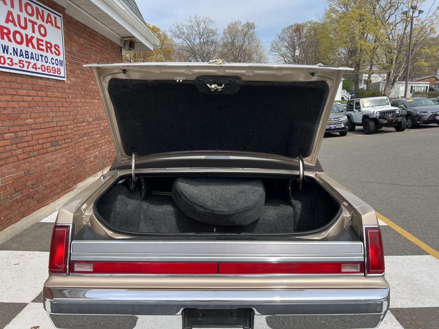 1989 Lincoln Town Car 4dr Sedan Signature, available for sale in Waterbury, Connecticut | National Auto Brokers, Inc.. Waterbury, Connecticut 1989 Lincoln Town Car 4dr Sedan Signature, available for sale in Waterbury, Connecticut | National Auto Brokers, Inc.. Waterbury, Connecticut