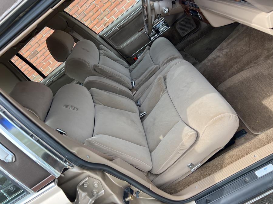 1989 Lincoln Town Car 4dr Sedan Signature, available for sale in Waterbury, Connecticut | National Auto Brokers, Inc.. Waterbury, Connecticut 1989 Lincoln Town Car 4dr Sedan Signature, available for sale in Waterbury, Connecticut | National Auto Brokers, Inc.. Waterbury, Connecticut