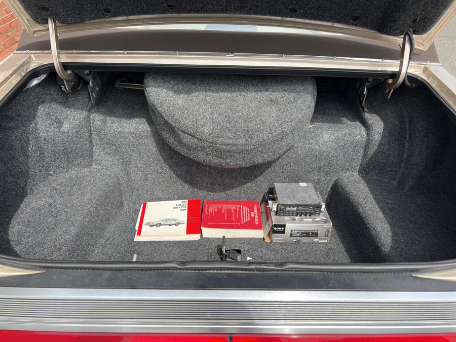 1989 Lincoln Town Car 4dr Sedan Signature, available for sale in Waterbury, Connecticut | National Auto Brokers, Inc.. Waterbury, Connecticut 1989 Lincoln Town Car 4dr Sedan Signature, available for sale in Waterbury, Connecticut | National Auto Brokers, Inc.. Waterbury, Connecticut