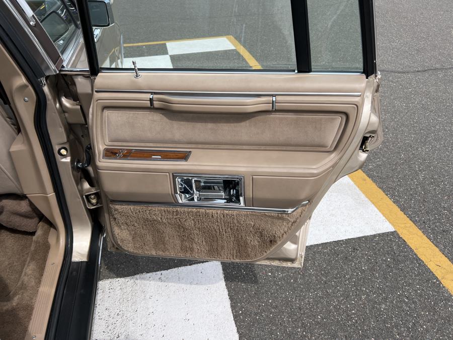 1989 Lincoln Town Car 4dr Sedan Signature, available for sale in Waterbury, Connecticut | National Auto Brokers, Inc.. Waterbury, Connecticut 1989 Lincoln Town Car 4dr Sedan Signature, available for sale in Waterbury, Connecticut | National Auto Brokers, Inc.. Waterbury, Connecticut