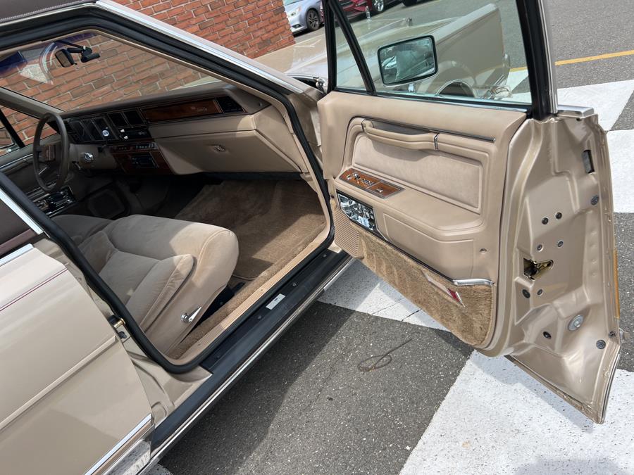 1989 Lincoln Town Car 4dr Sedan Signature, available for sale in Waterbury, Connecticut | National Auto Brokers, Inc.. Waterbury, Connecticut 1989 Lincoln Town Car 4dr Sedan Signature, available for sale in Waterbury, Connecticut | National Auto Brokers, Inc.. Waterbury, Connecticut