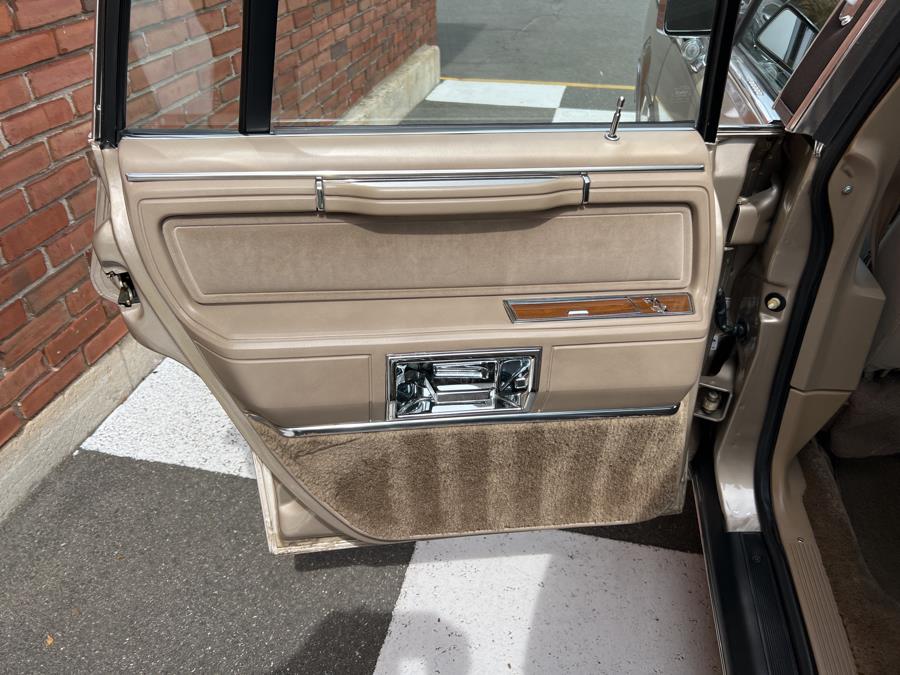 1989 Lincoln Town Car 4dr Sedan Signature, available for sale in Waterbury, Connecticut | National Auto Brokers, Inc.. Waterbury, Connecticut 1989 Lincoln Town Car 4dr Sedan Signature, available for sale in Waterbury, Connecticut | National Auto Brokers, Inc.. Waterbury, Connecticut