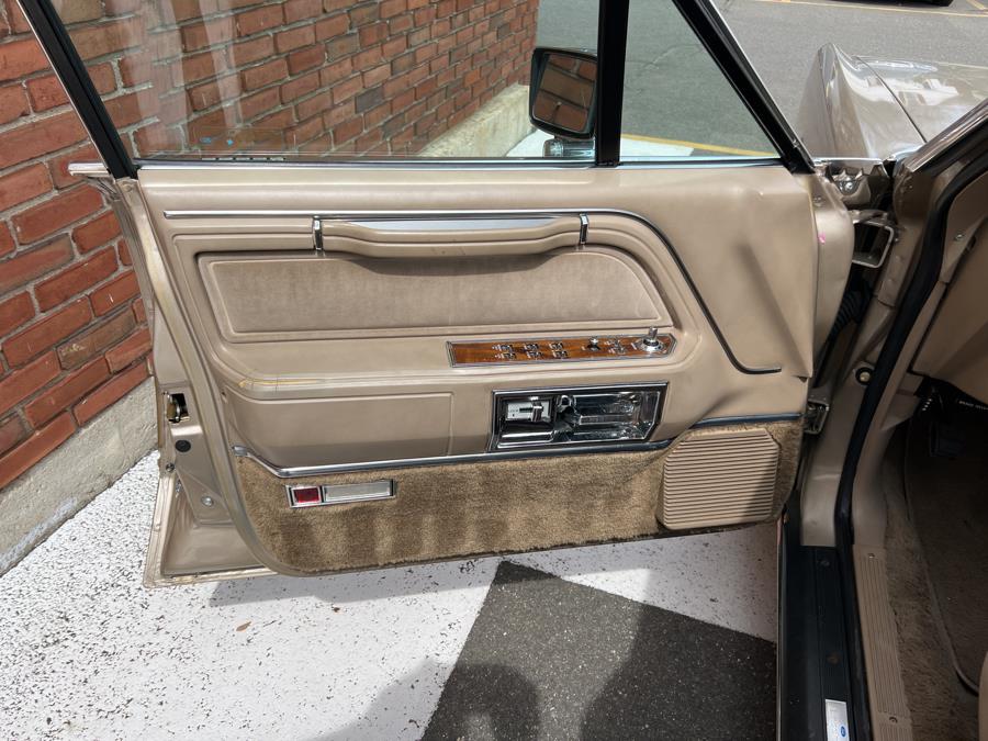 1989 Lincoln Town Car 4dr Sedan Signature, available for sale in Waterbury, Connecticut | National Auto Brokers, Inc.. Waterbury, Connecticut 1989 Lincoln Town Car 4dr Sedan Signature, available for sale in Waterbury, Connecticut | National Auto Brokers, Inc.. Waterbury, Connecticut