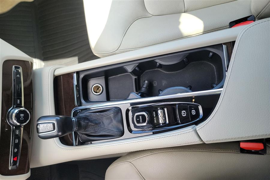 2016 Volvo XC90 AWD 4dr T6 Momentum, available for sale in Lindenhurst, New York | Power Motor Group. Lindenhurst, New York 2016 Volvo XC90 AWD 4dr T6 Momentum, available for sale in Lindenhurst, New York | Power Motor Group. Lindenhurst, New York