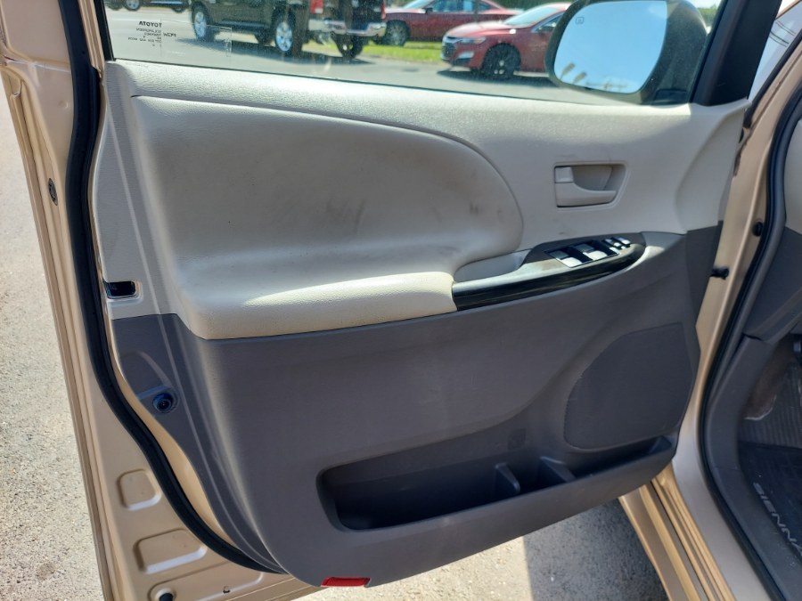 2014 Toyota Sienna 5dr 8-Pass Van V6 LE FWD (Natl), available for sale in East Windsor, Connecticut | United Auto Sales of E Windsor, Inc. East Windsor, Connecticut 2014 Toyota Sienna 5dr 8-Pass Van V6 LE FWD (Natl), available for sale in East Windsor, Connecticut | United Auto Sales of E Windsor, Inc. East Windsor, Connecticut
