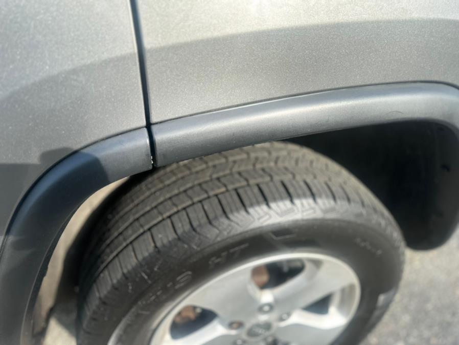 2012 Jeep Grand Cherokee 4WD 4dr Laredo, available for sale in Springfield, Massachusetts | Auto Globe LLC. Springfield, Massachusetts 2012 Jeep Grand Cherokee 4WD 4dr Laredo, available for sale in Springfield, Massachusetts | Auto Globe LLC. Springfield, Massachusetts