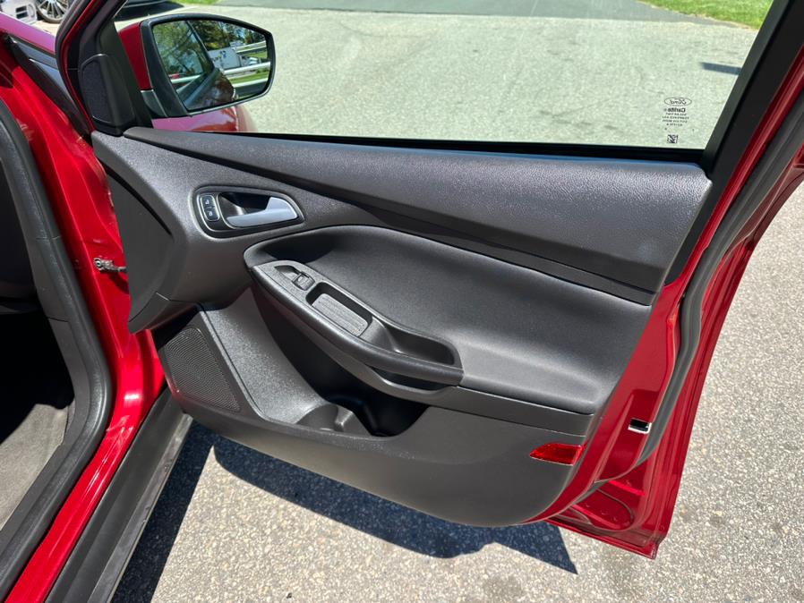 2017 Ford Focus SE Sedan, available for sale in South Windsor, Connecticut | Mike And Tony Auto Sales, Inc. South Windsor, Connecticut 2017 Ford Focus SE Sedan, available for sale in South Windsor, Connecticut | Mike And Tony Auto Sales, Inc. South Windsor, Connecticut
