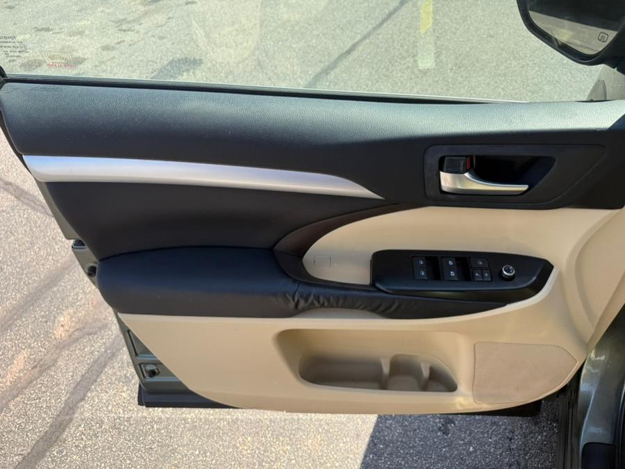 2016 Toyota Highlander AWD 4dr V6 XLE (Natl), available for sale in East Windsor, Connecticut | Century Auto And Truck. East Windsor, Connecticut 2016 Toyota Highlander AWD 4dr V6 XLE (Natl), available for sale in East Windsor, Connecticut | Century Auto And Truck. East Windsor, Connecticut