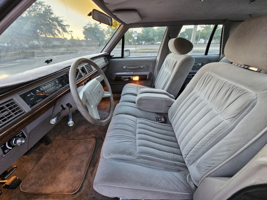 1989 Ford LTD Crown Victoria 4dr Sedan LX, available for sale in Longwood, Florida | Majestic Autos Inc.. Longwood, Florida 1989 Ford LTD Crown Victoria 4dr Sedan LX, available for sale in Longwood, Florida | Majestic Autos Inc.. Longwood, Florida
