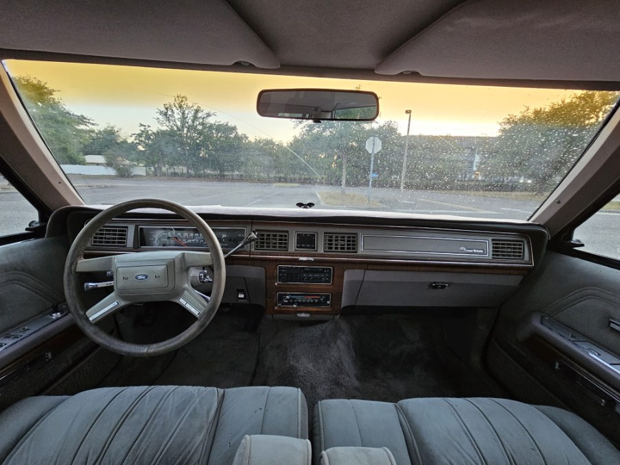1989 Ford LTD Crown Victoria 4dr Sedan LX, available for sale in Longwood, Florida | Majestic Autos Inc.. Longwood, Florida 1989 Ford LTD Crown Victoria 4dr Sedan LX, available for sale in Longwood, Florida | Majestic Autos Inc.. Longwood, Florida