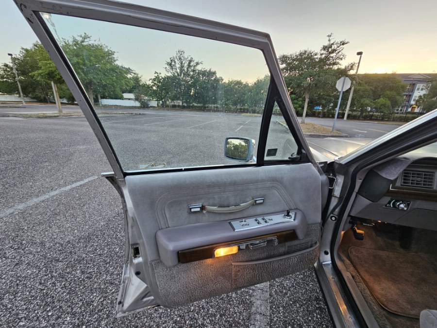 1989 Ford LTD Crown Victoria 4dr Sedan LX, available for sale in Longwood, Florida | Majestic Autos Inc.. Longwood, Florida 1989 Ford LTD Crown Victoria 4dr Sedan LX, available for sale in Longwood, Florida | Majestic Autos Inc.. Longwood, Florida