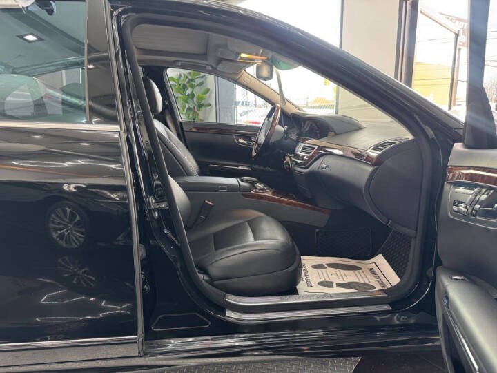 2013 Mercedes-Benz S-Class 4dr Sdn S 550 4MATIC, available for sale in Jersey City, New Jersey | Luxe Auto Galleria. Jersey City, New Jersey 2013 Mercedes-Benz S-Class 4dr Sdn S 550 4MATIC, available for sale in Jersey City, New Jersey | Luxe Auto Galleria. Jersey City, New Jersey