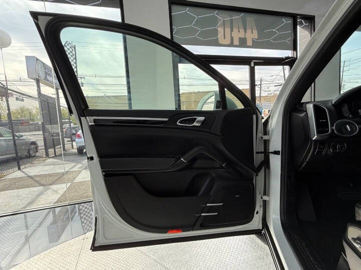 2017 Porsche Cayenne Platinum Edition AWD, available for sale in Jersey City, New Jersey | Luxe Auto Galleria. Jersey City, New Jersey 2017 Porsche Cayenne Platinum Edition AWD, available for sale in Jersey City, New Jersey | Luxe Auto Galleria. Jersey City, New Jersey