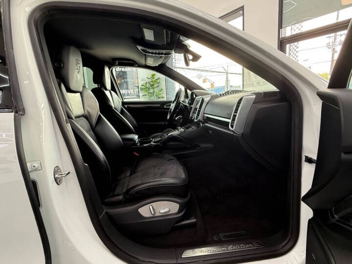 2017 Porsche Cayenne Platinum Edition AWD, available for sale in Jersey City, New Jersey | Luxe Auto Galleria. Jersey City, New Jersey 2017 Porsche Cayenne Platinum Edition AWD, available for sale in Jersey City, New Jersey | Luxe Auto Galleria. Jersey City, New Jersey