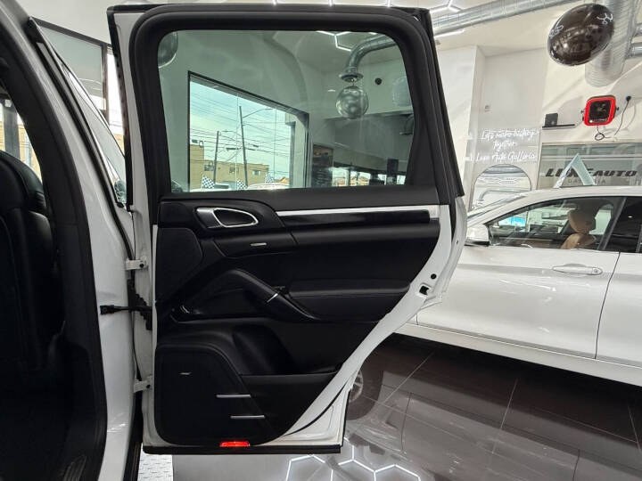 2017 Porsche Cayenne Platinum Edition AWD, available for sale in Jersey City, New Jersey | Luxe Auto Galleria. Jersey City, New Jersey 2017 Porsche Cayenne Platinum Edition AWD, available for sale in Jersey City, New Jersey | Luxe Auto Galleria. Jersey City, New Jersey