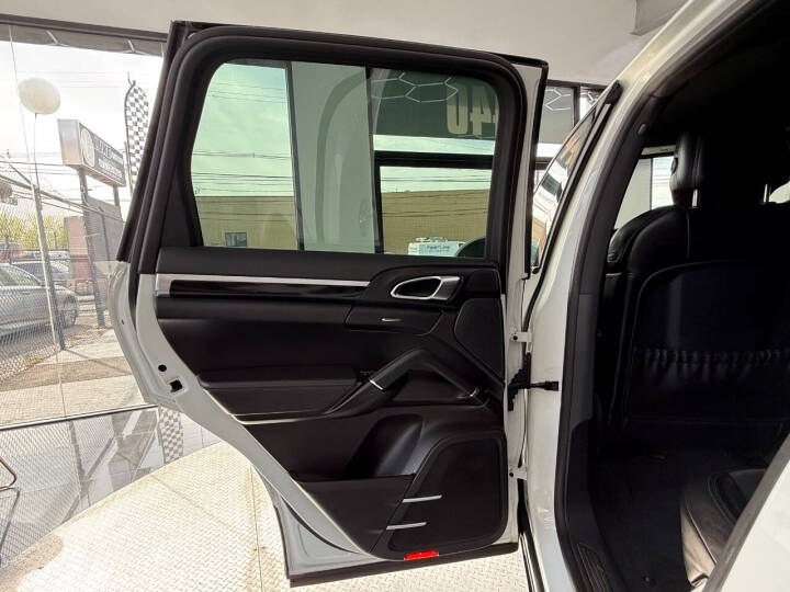 2017 Porsche Cayenne Platinum Edition AWD, available for sale in Jersey City, New Jersey | Luxe Auto Galleria. Jersey City, New Jersey 2017 Porsche Cayenne Platinum Edition AWD, available for sale in Jersey City, New Jersey | Luxe Auto Galleria. Jersey City, New Jersey