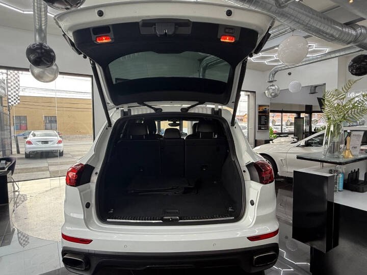 2017 Porsche Cayenne Platinum Edition AWD, available for sale in Jersey City, New Jersey | Luxe Auto Galleria. Jersey City, New Jersey 2017 Porsche Cayenne Platinum Edition AWD, available for sale in Jersey City, New Jersey | Luxe Auto Galleria. Jersey City, New Jersey