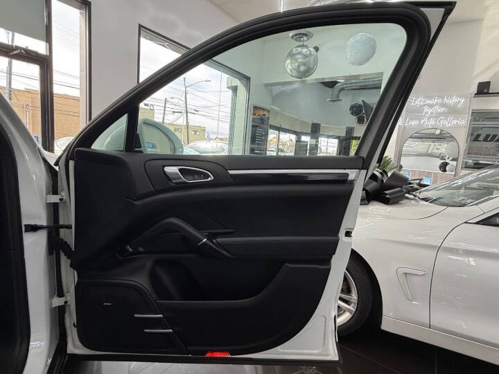 2017 Porsche Cayenne Platinum Edition AWD, available for sale in Jersey City, New Jersey | Luxe Auto Galleria. Jersey City, New Jersey 2017 Porsche Cayenne Platinum Edition AWD, available for sale in Jersey City, New Jersey | Luxe Auto Galleria. Jersey City, New Jersey
