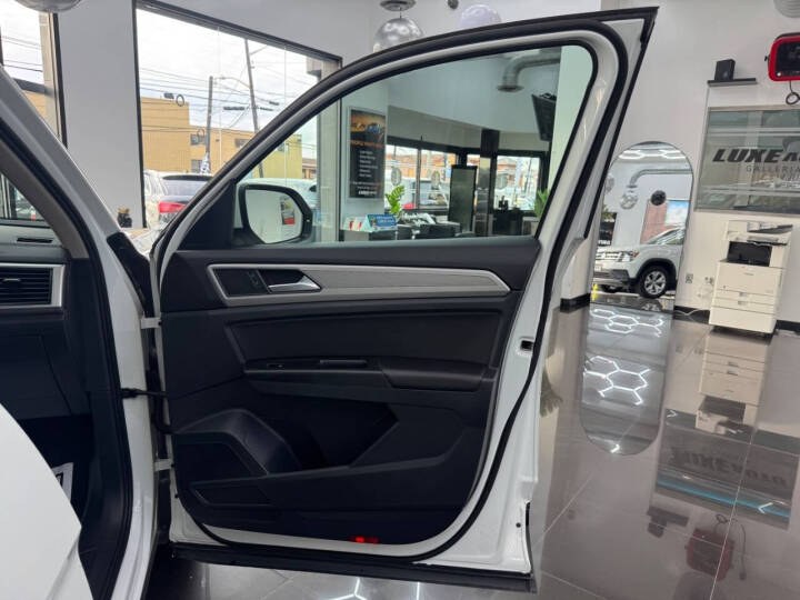 2018 Volkswagen Atlas 3.6L V6 S 4MOTION, available for sale in Jersey City, New Jersey | Luxe Auto Galleria. Jersey City, New Jersey 2018 Volkswagen Atlas 3.6L V6 S 4MOTION, available for sale in Jersey City, New Jersey | Luxe Auto Galleria. Jersey City, New Jersey