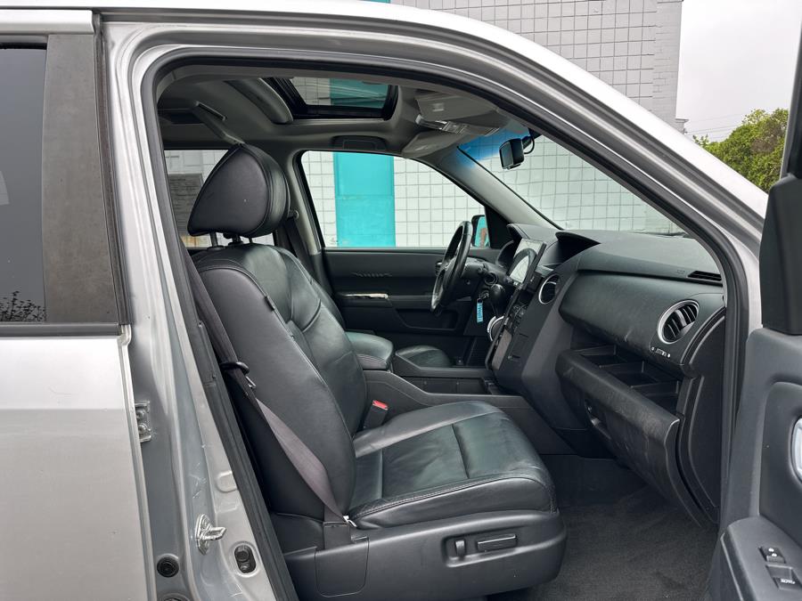 2010 Honda Pilot 4WD 4dr EX-L w/RES, available for sale in Milford, Connecticut | Dealertown Auto Wholesalers. Milford, Connecticut 2010 Honda Pilot 4WD 4dr EX-L w/RES, available for sale in Milford, Connecticut | Dealertown Auto Wholesalers. Milford, Connecticut