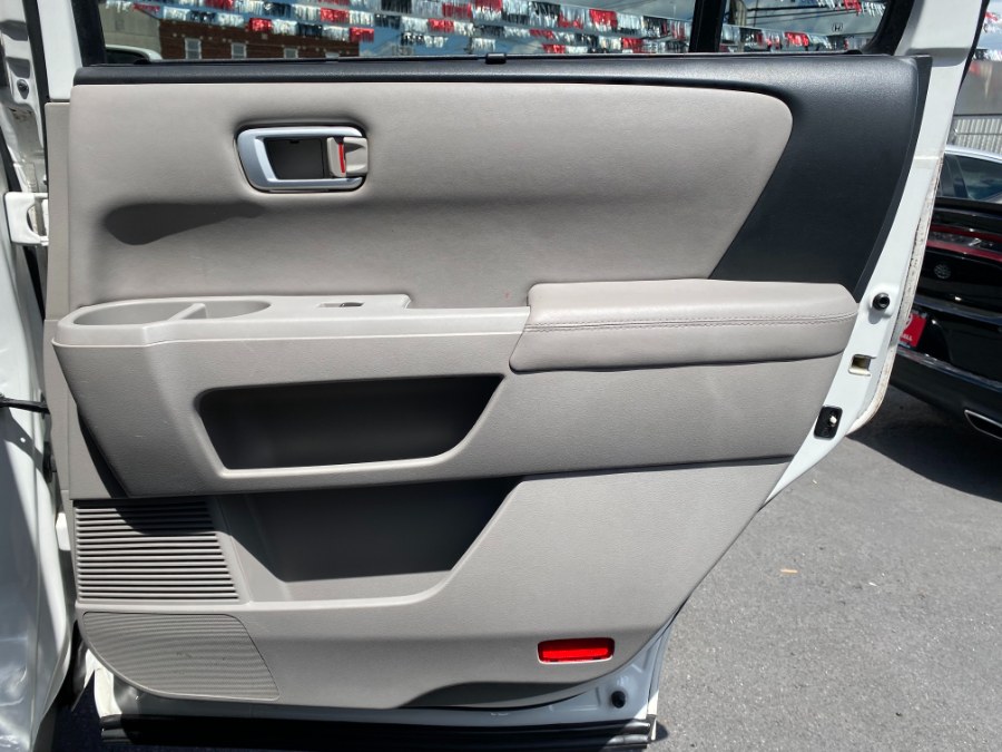 2013 Honda Pilot 4WD 4dr Touring w/RES & Navi, available for sale in Paterson, New Jersey | DZ Automall. Paterson, New Jersey 2013 Honda Pilot 4WD 4dr Touring w/RES & Navi, available for sale in Paterson, New Jersey | DZ Automall. Paterson, New Jersey